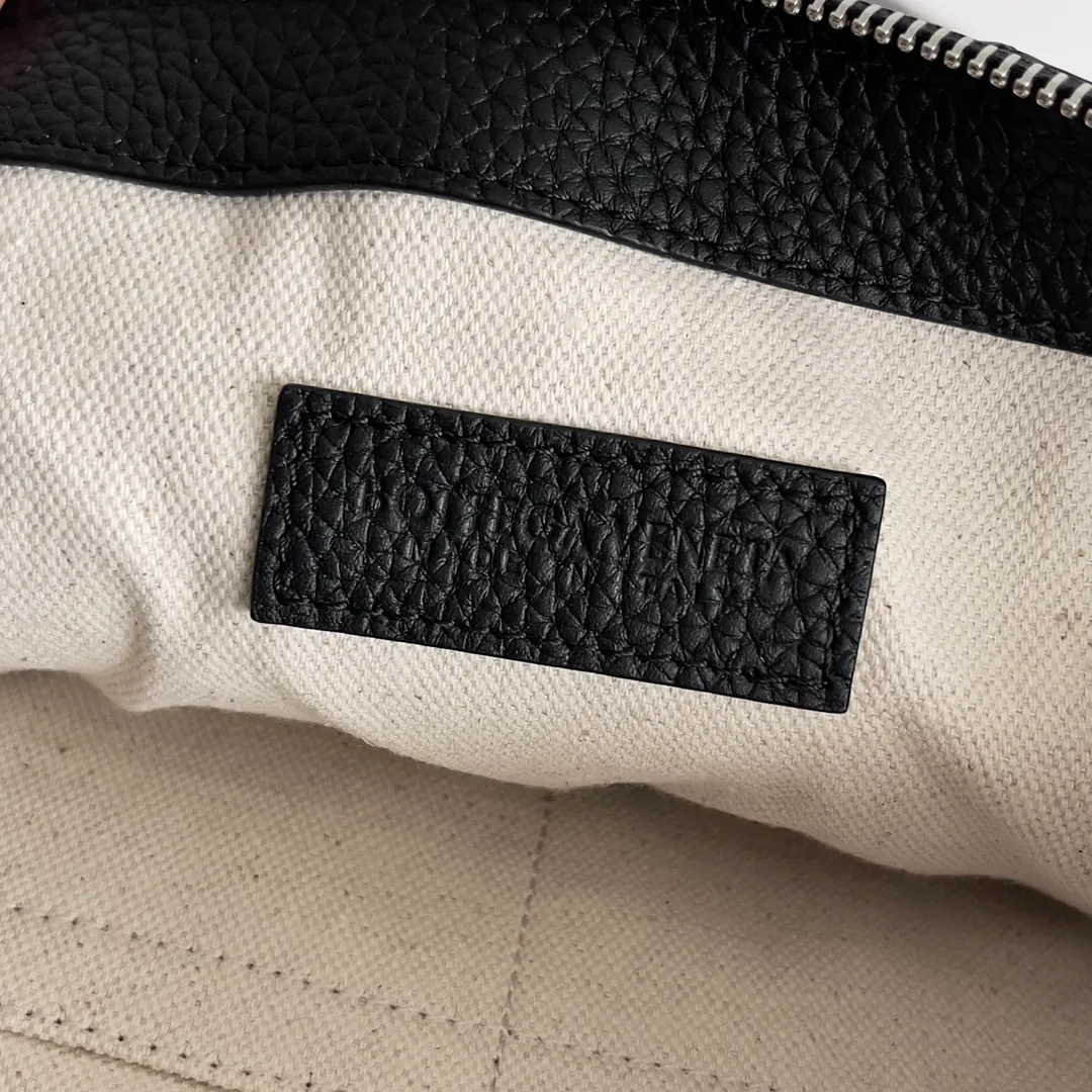 Batch 1660 Taurillon calf leather strap has natural texture, soft and thick texture, and is durable. It is a soft and luxurious leather material. It also makes the bag structure softer and fits the body comfortably when worn. Some people think it looks like pebbled calfskin, but pebbled calfskin is harder. Diago series bags use 3cm wide leather strips, so you can fully appreciate its textured appearance and soft feel. The subtle differences in texture design are proof of the uniqueness and authenticity of this luxurious material. I have to say that the feel is really great. Style number: 795632 Size: 33*23*2cm